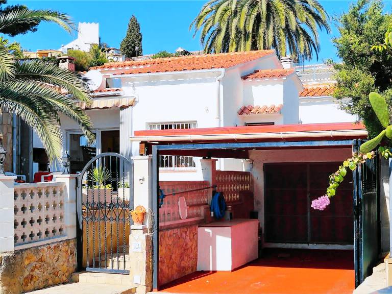 Fully equipped charming villa with yard, patio & private pool | Sea view | Beach nearby | Pet-friendly — photo 4