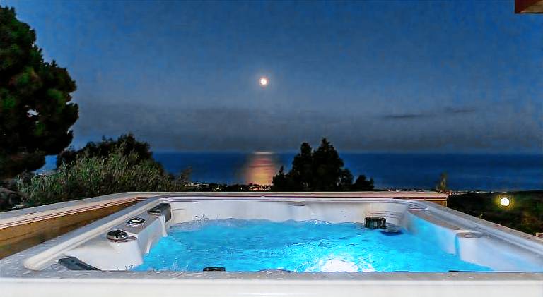 Villa with jacuzzi — photo 2