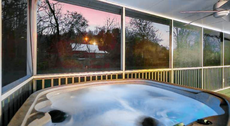 Ample vacation home with jacuzzi & pool | Pet-friendly — photo 4