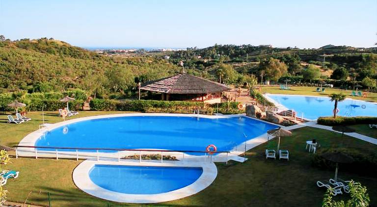 Holiday apartment with pool & jacuzzi in Estepona