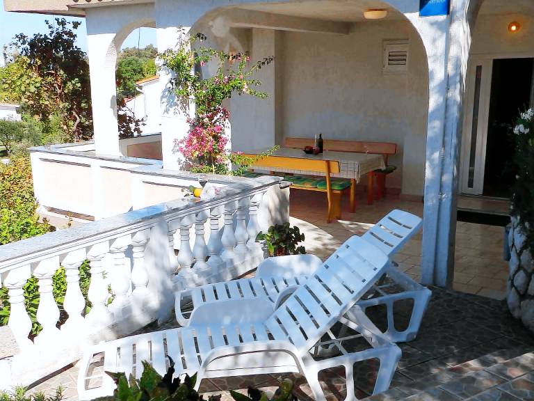 Holiday apartment with terrace, barbecue & yard — photo 3