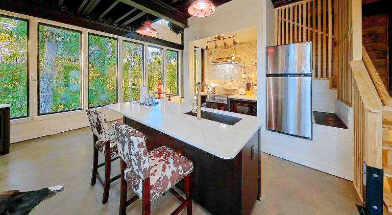 House with hot tub & pool — photo 4
