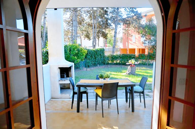 House with garden, grill & patio — photo 2