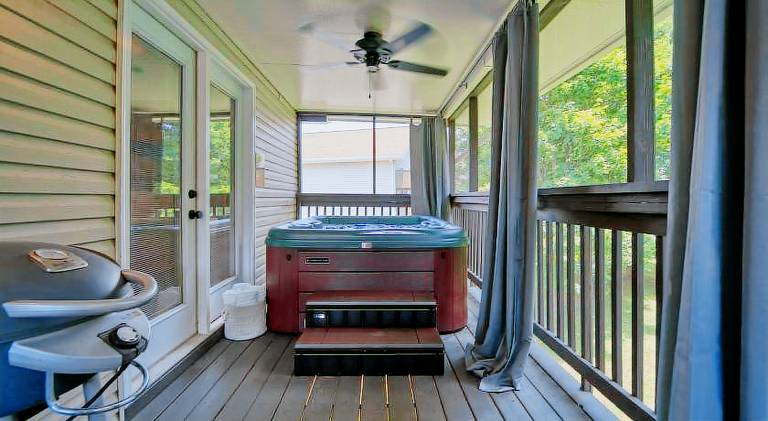 Vacation home with hot tub — photo 3