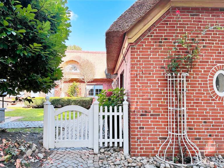 Holiday apartment with barbeque & garden — photo 5