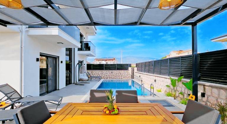 Villa with terrace, hot tub & BBQ | Dogs allowed — photo 4