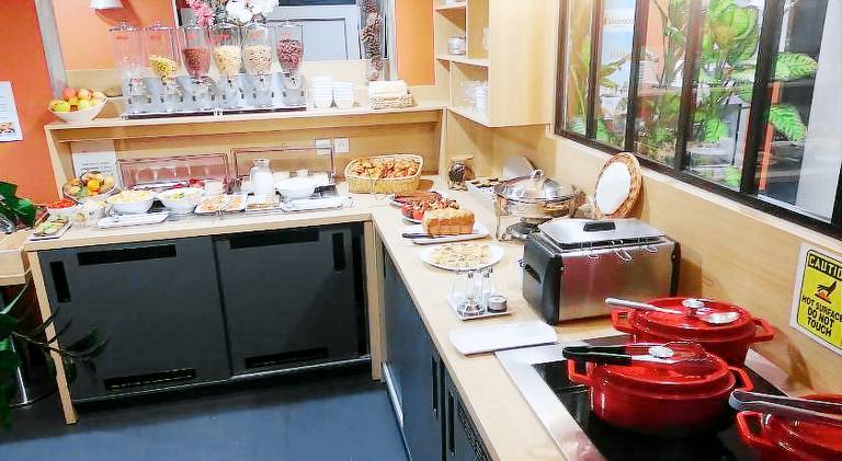 Serviced apartment with patio — photo 3