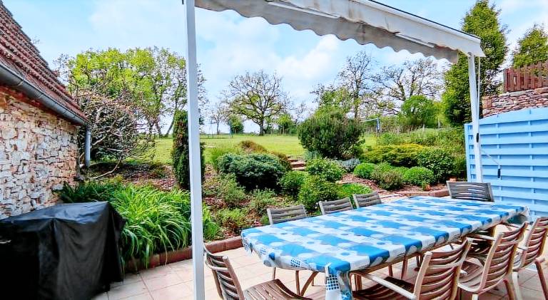 Vacation home with BBQ, yard & patio — photo 5