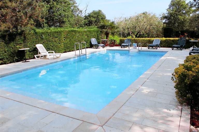 Apartment with pool, garden & patio — photo 2