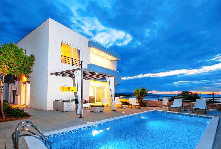 Family-oriented villa with pool, barbeque & yard | Beach view | Pet-friendly — photo 2