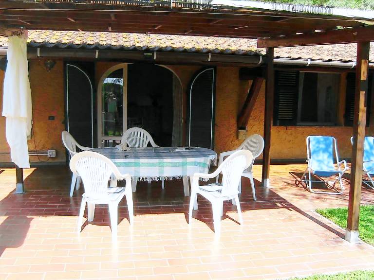 Family-friendly villa with yard & BBQ | Garden view | Dogs allowed — photo 4