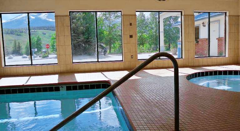 Luxury Inn & Suites — photo 3