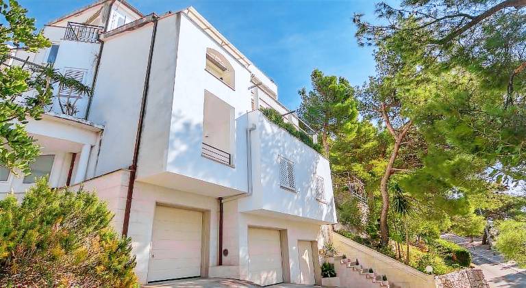 Big holiday apartment with garden & patio | Beach nearby | Pets are welcome in Baska Voda