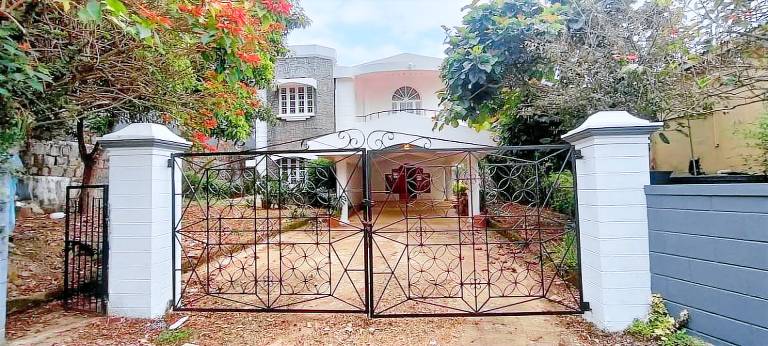Bungalow Ooty Lake