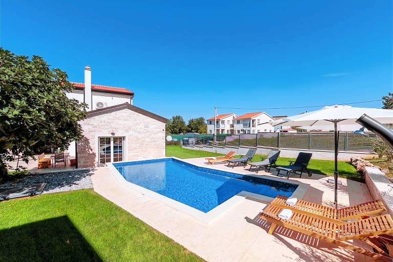 Villa with terrace, private pool & barbeque — photo 3
