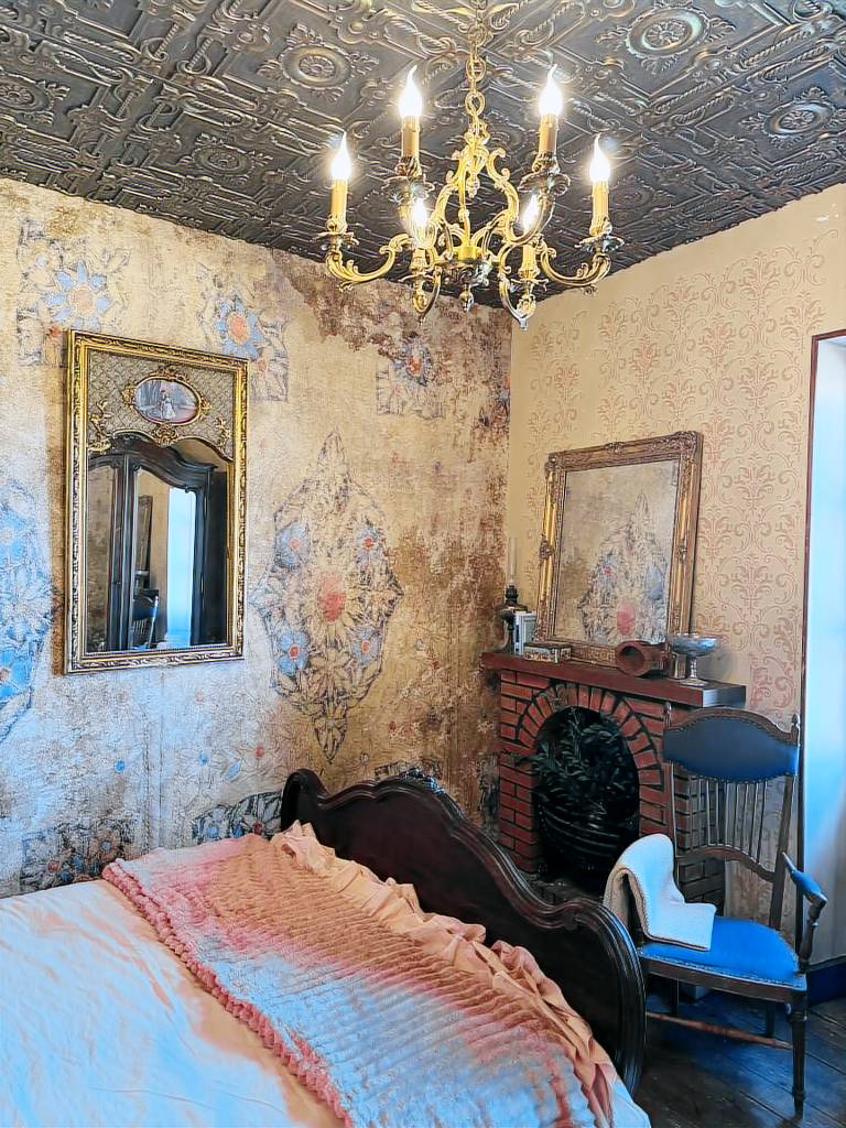 Romantic Antique Double, Shared Bath & Breakfast — photo 5