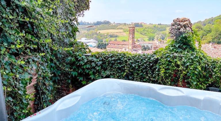 Vacation home with jacuzzi — photo 5