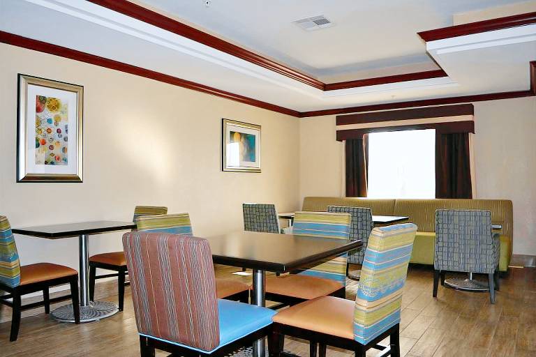 Holiday Inn Express Hotel & Suites Gainesville By IHG — photo 2