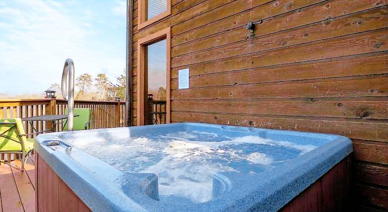 Spacious vacation home with jacuzzi | Pets allowed — photo 3