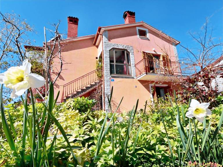 Charming holiday apartment with patio & garden | Pets allowed in Umag
