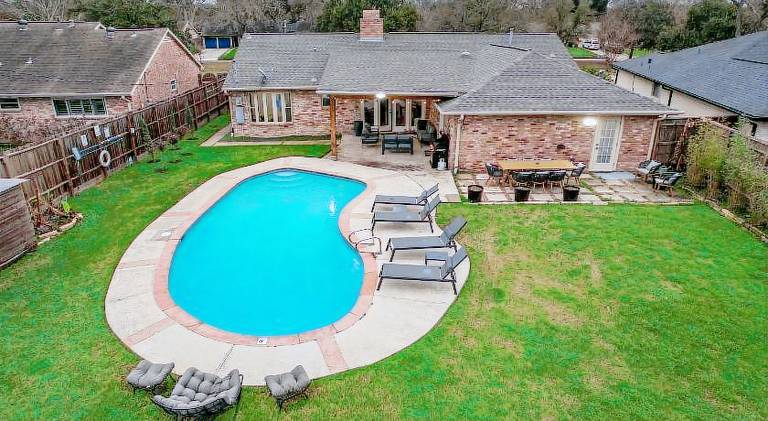 Vacation home with yard, private pool & grill — photo 4