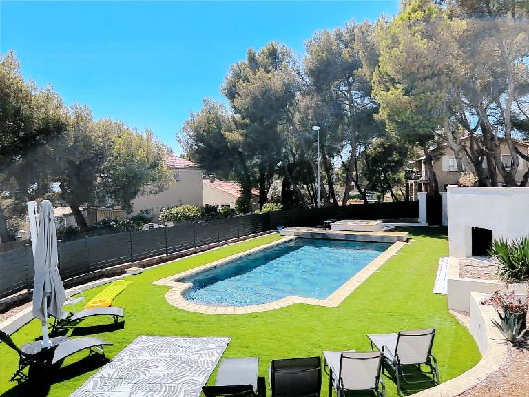 Child-friendly charming vacation home with grill, terrace & heated pool | Water view | Perfect for remote work | Pets are welcome in Bandol