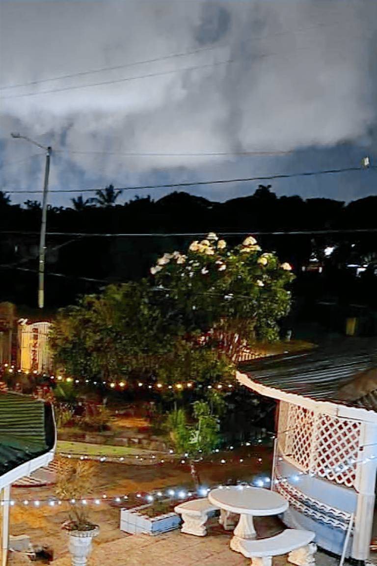 2 Bed Apartment Sleeps 4 Parking Wifi