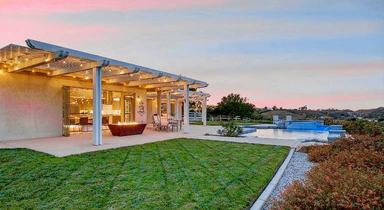 Vacation home with pool, BBQ & hot tub — photo 5