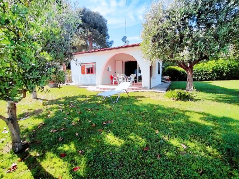 Villa with private pool & yard — photo 2