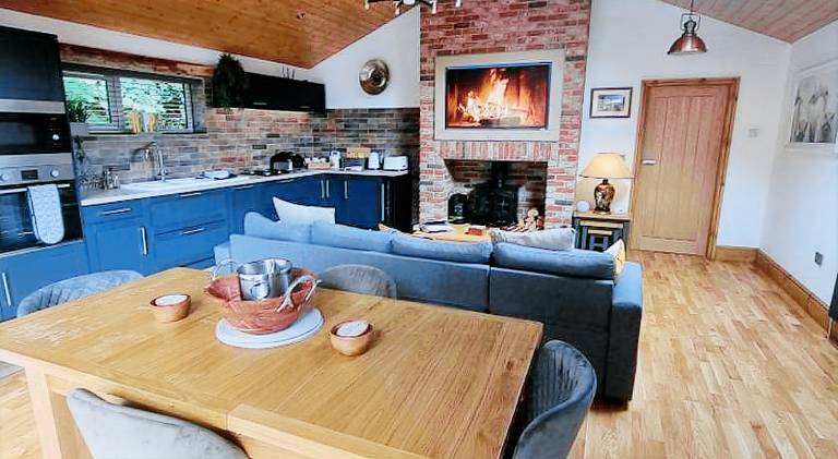 Lodge with jacuzzi — photo 4