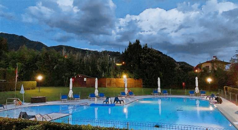 Serviced apartment with pool, yard & patio | Pets are welcome in Carrara