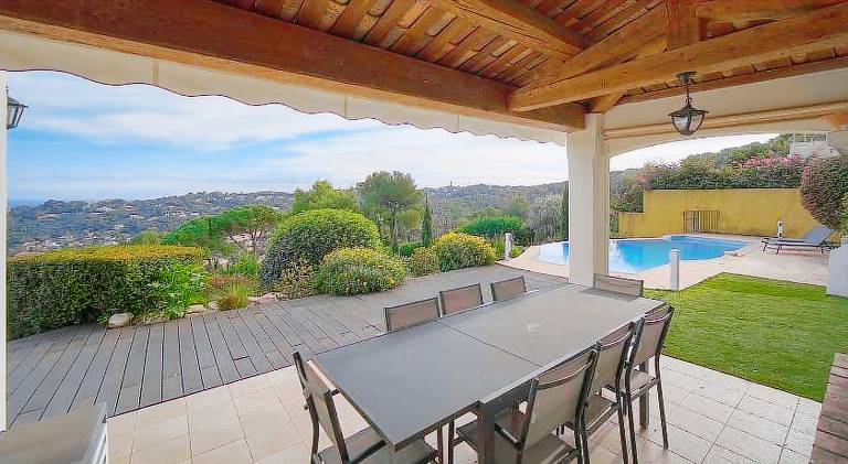 Villa with private pool, patio & yard — photo 4