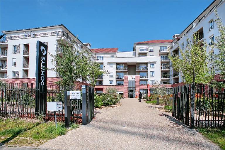 Nice serviced apartment with yard, pool & patio | Pet-friendly — photo 3