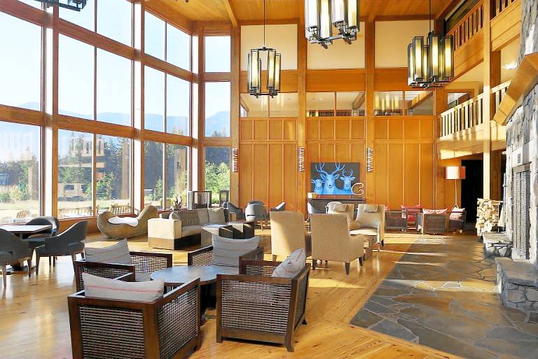 Lodge with sauna, pool & hot tub | Pets allowed — photo 2