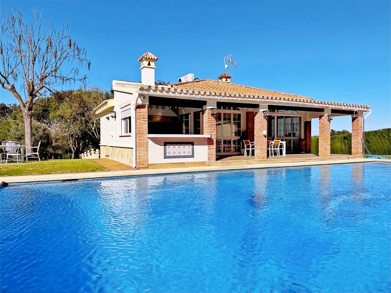 Family-friendly nice villa with yard, private pool & terrace | Pets are welcome — photo 2