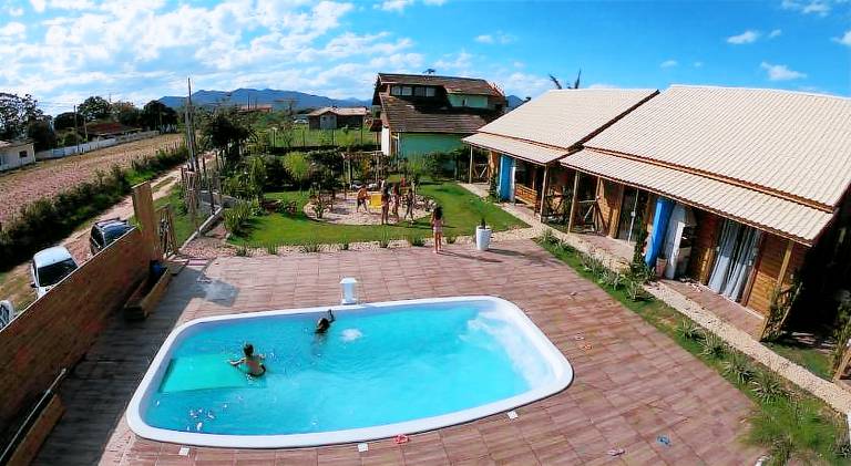 Lodge with BBQ, pool & garden | Pets allowed in Imbituba