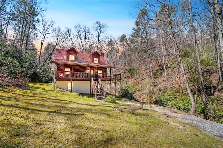 Cabin with grill in Lake Lure, NC