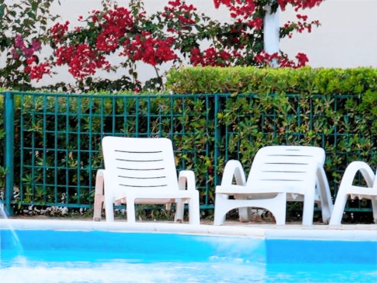 Bungalow with terrace & pool — photo 2
