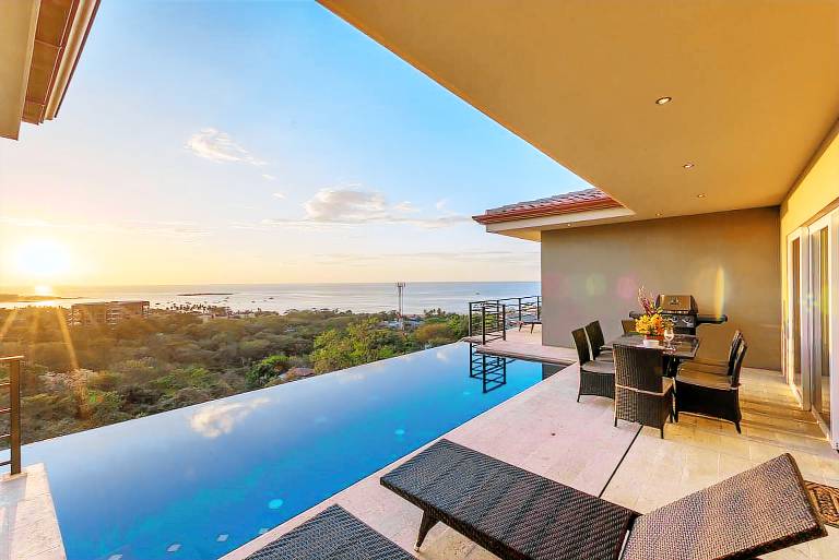Casa de la Perla Ocean View 4 Bedroom Home