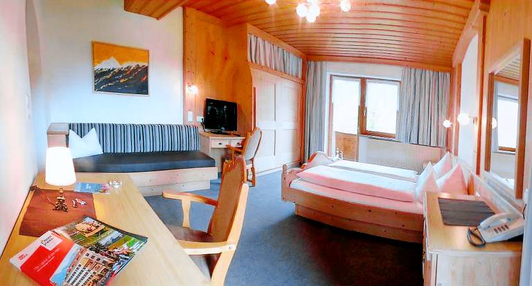 Dreibettzimmer Dusche WC 1 Schlafraum