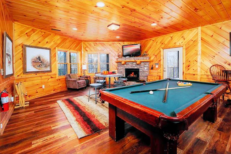 Inspiration Point - Fireside Pet Snuggles, Hot Tub Soaks & Game Nights in Sevierville, TN