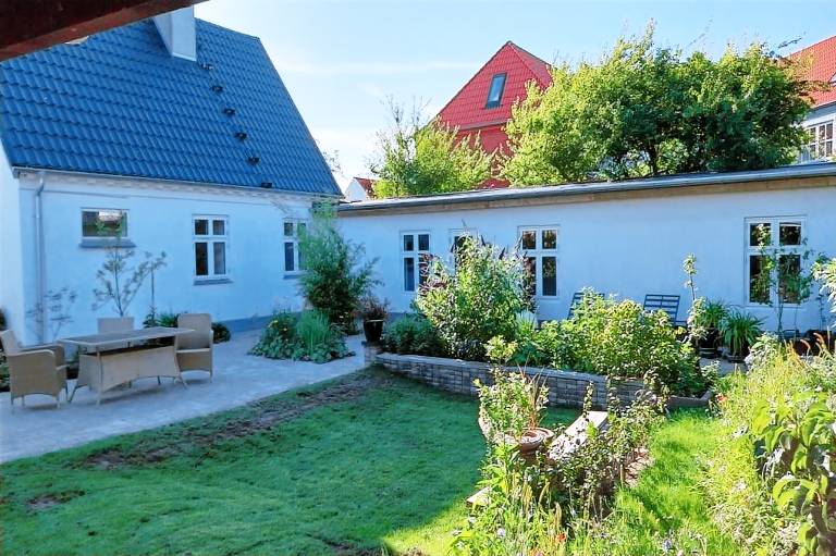 House with patio & grill — photo 2