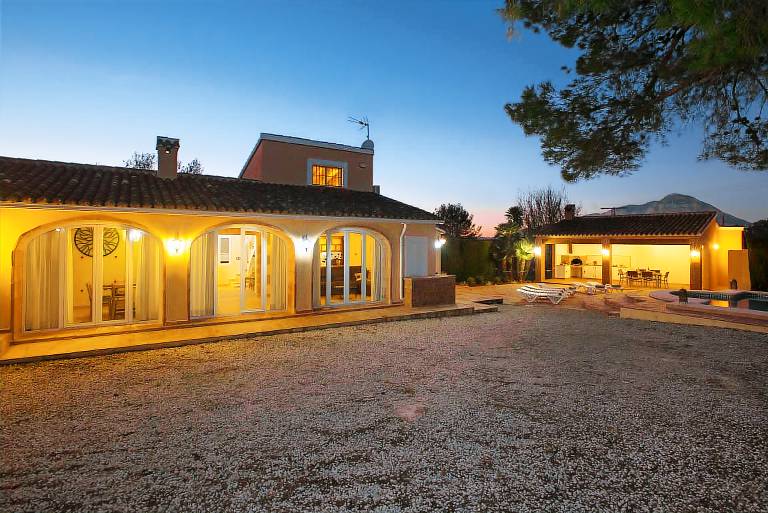 Villa with patio, garden & BBQ — photo 4
