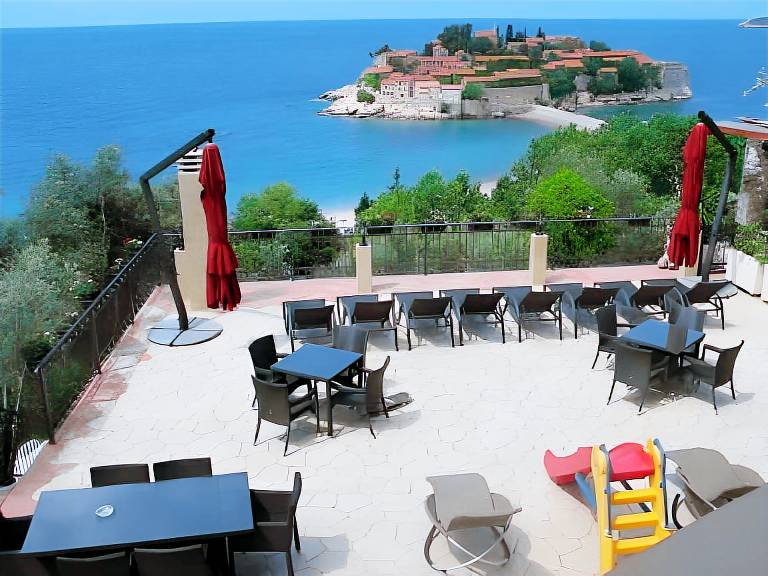 Child-friendly charming holiday apartment with pool, patio & BBQ | Close to the beach | Pet-friendly in Becici