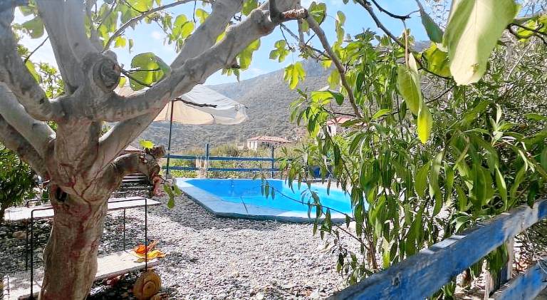 Fully equipped lovely vacation home with barbecue, yard & private pool | Dogs allowed — photo 4