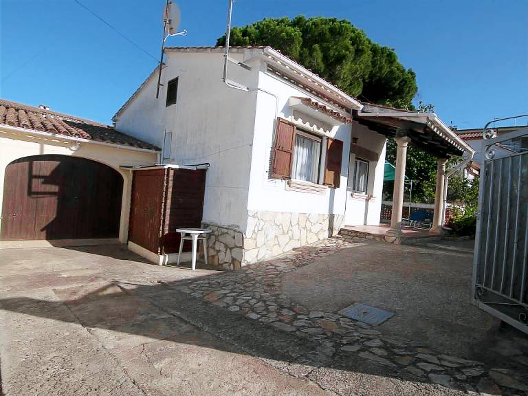 Charming House with Garden, BBQ, and AC in a Serene Area of L'Escala, Near the Beach — photo 2