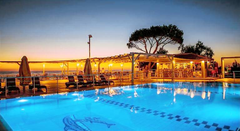 Serviced apartment with pool, BBQ & garden in Trifylia