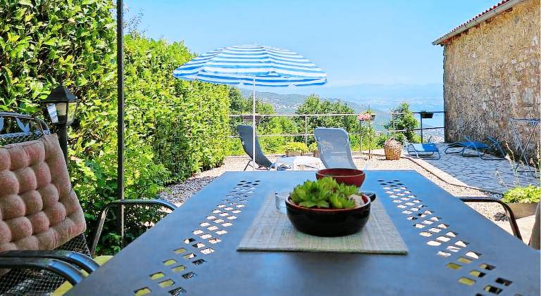 Vacation home with jacuzzi — photo 4