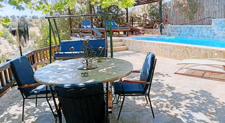 House with private pool, patio & yard — photo 3
