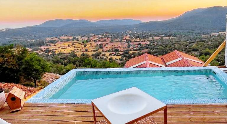 Pleasant villa with BBQ, jacuzzi & yard | Pet-friendly — photo 2